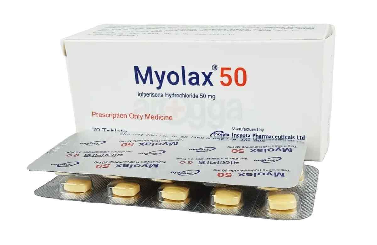 একটি সাদা টেবিলের উপর Myolax 50 ট্যাবলেটের একটি স্ট্রিপ রাখা আছে। পেছনের দিকে মানবদেহের পেশীর একটি অস্পষ্ট চিত্র দেখা যাচ্ছে, যা ঔষধটির পেশী শিথিল করার বৈশিষ্ট্য এবং সম্ভাব্য পার্শ্বপ্রতিক্রিয়া সম্পর্কে জানার গুরুত্ব তুলে ধরছে।