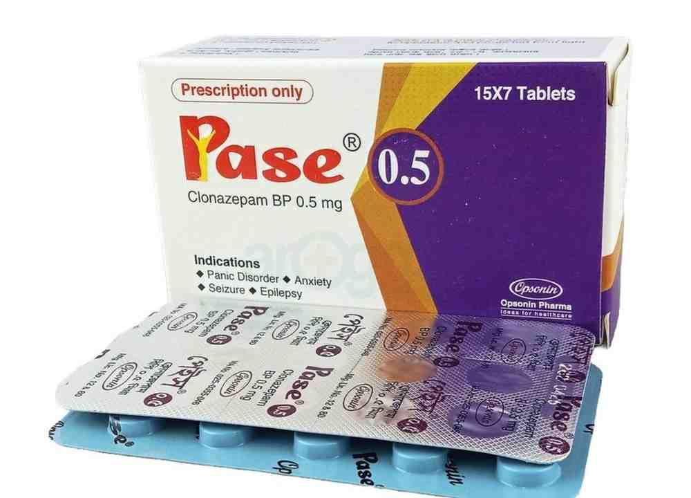Pase 0.5 ট্যাবলেটের পাতা, যেখানে ঔষধের নাম স্পষ্ট করে লেখা। পাশে একজন ব্যক্তি ঘুমানোর জন্য প্রস্তুত, যা প্রশ্ন তোলে pase 0.5 কি ঘুমের ঔষধ হিসেবে কাজ করে কিনা।