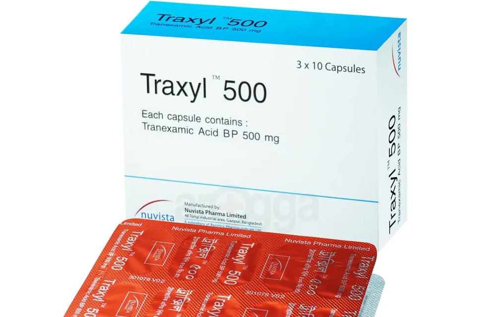 সাদা রঙের Traxyl 500 ক্যাপসুল যা রক্তপাত কমাতে ব্যবহৃত হয়। পটভূমিতে একজন ডাক্তার প্রেসক্রিপশন লিখছেন, যা এই ঔষধটির চিকিৎসার ক্ষেত্রে ব্যবহারের ইঙ্গিত দেয়।