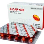 E Cap 400 এর দাম কত তা বোঝানো একটি চিত্র, যেখানে ই ক্যাপ ৪০০ ক্যাপসুল এবং বাংলাদেশি মুদ্রা দেখা যাচ্ছে, যা বাংলাদেশে এর মূল্য সম্পর্কে ধারণা দেয় এবং এর স্বাস্থ্য উপকারিতা (উজ্জ্বল ত্বক ও চুল) তুলে ধরে।