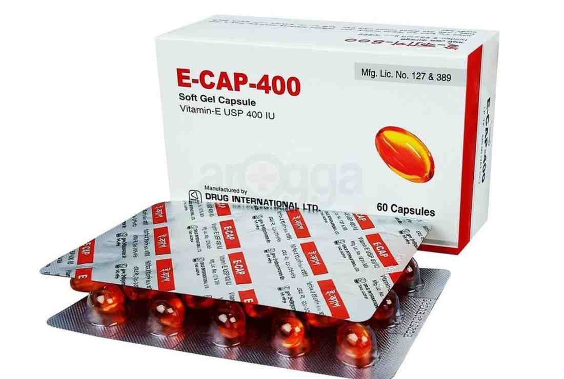 E Cap 400 এর দাম কত তা বোঝানো একটি চিত্র, যেখানে ই ক্যাপ ৪০০ ক্যাপসুল এবং বাংলাদেশি মুদ্রা দেখা যাচ্ছে, যা বাংলাদেশে এর মূল্য সম্পর্কে ধারণা দেয় এবং এর স্বাস্থ্য উপকারিতা (উজ্জ্বল ত্বক ও চুল) তুলে ধরে।